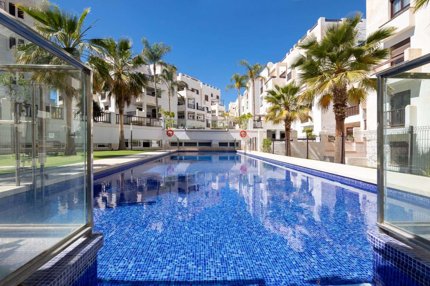 Ático exclusivo en la Urbanización Oasis, con 200 m² de terraza privada, vistas al mar y a Sierra Nevada