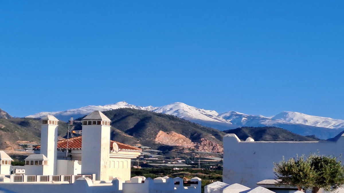 Ático exclusivo en la Urbanización Oasis, con 200 m² de terraza privada, vistas al mar y a Sierra Nevada