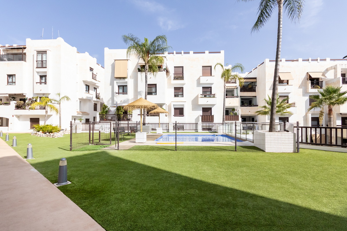 Ático exclusivo en la Urbanización Oasis, con 200 m² de terraza privada, vistas al mar y a Sierra Nevada