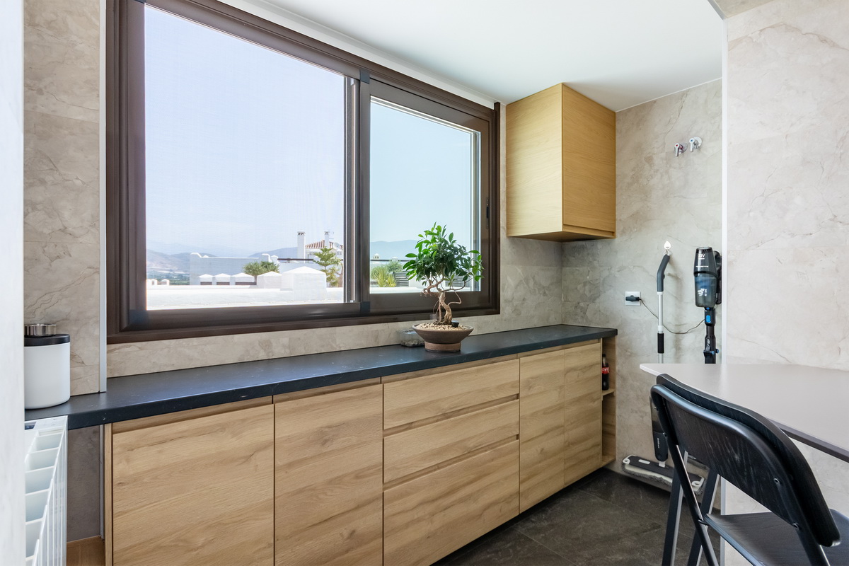 Ático exclusivo en la Urbanización Oasis, con 200 m² de terraza privada, vistas al mar y a Sierra Nevada