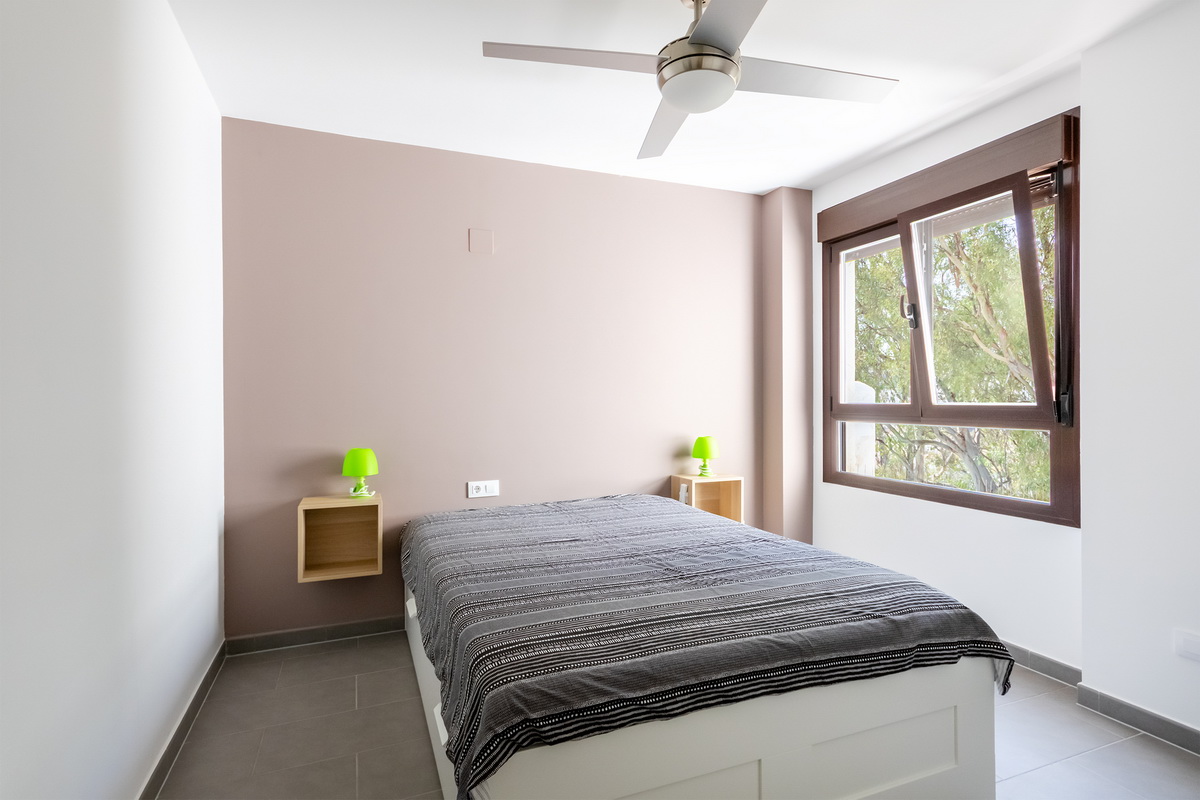 Ático exclusivo en la Urbanización Oasis, con 200 m² de terraza privada, vistas al mar y a Sierra Nevada