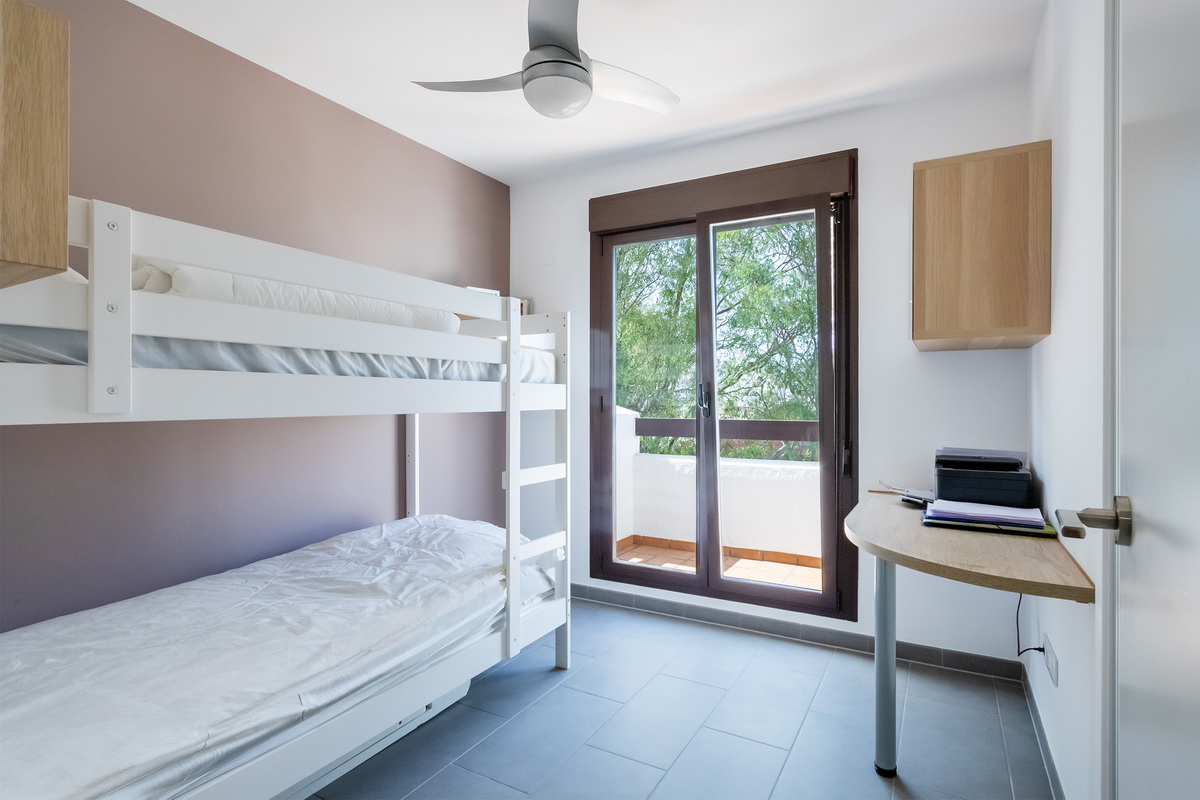 Ático exclusivo en la Urbanización Oasis, con 200 m² de terraza privada, vistas al mar y a Sierra Nevada