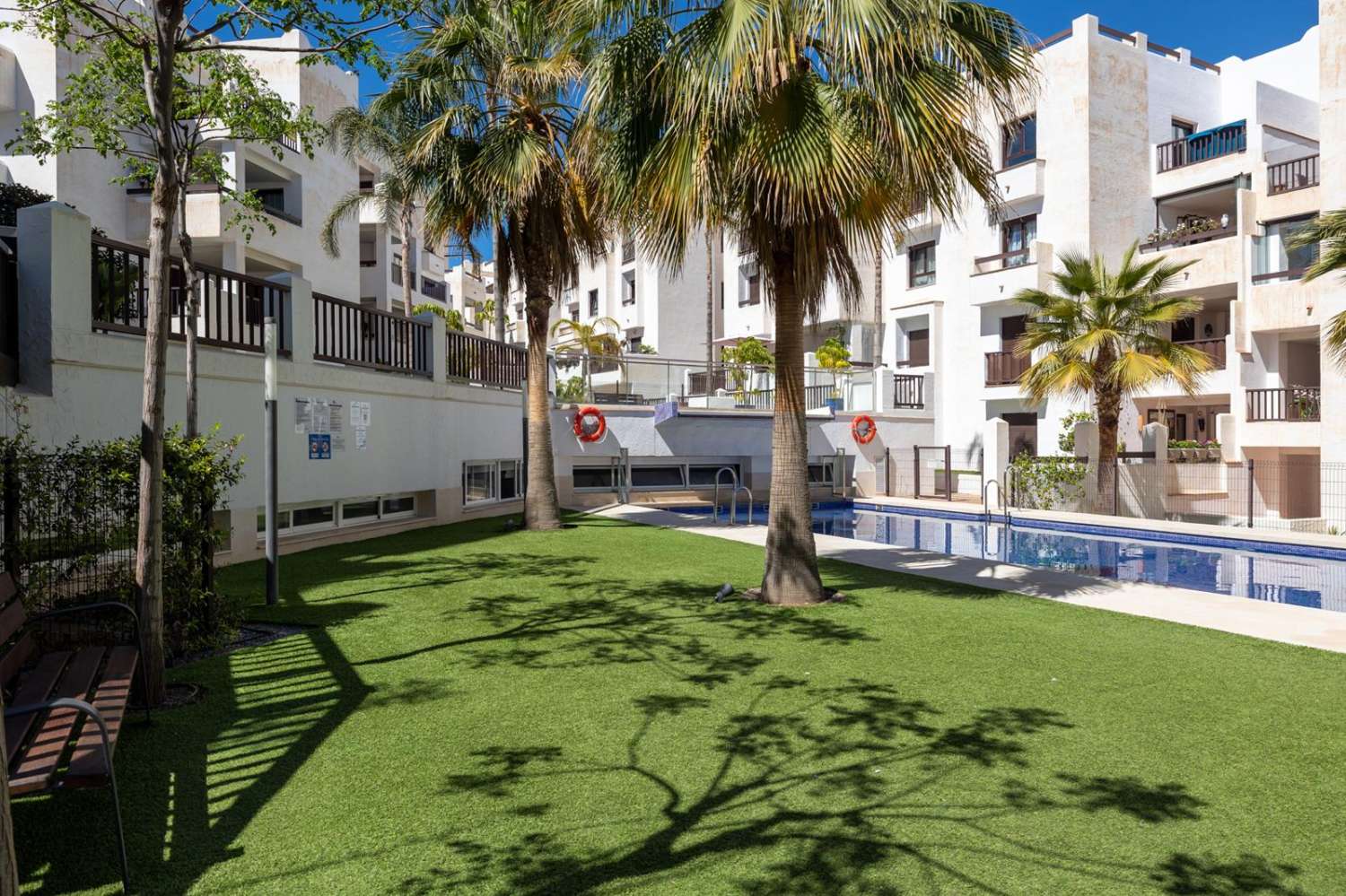 Ático exclusivo en la Urbanización Oasis, con 200 m² de terraza privada, vistas al mar y a Sierra Nevada