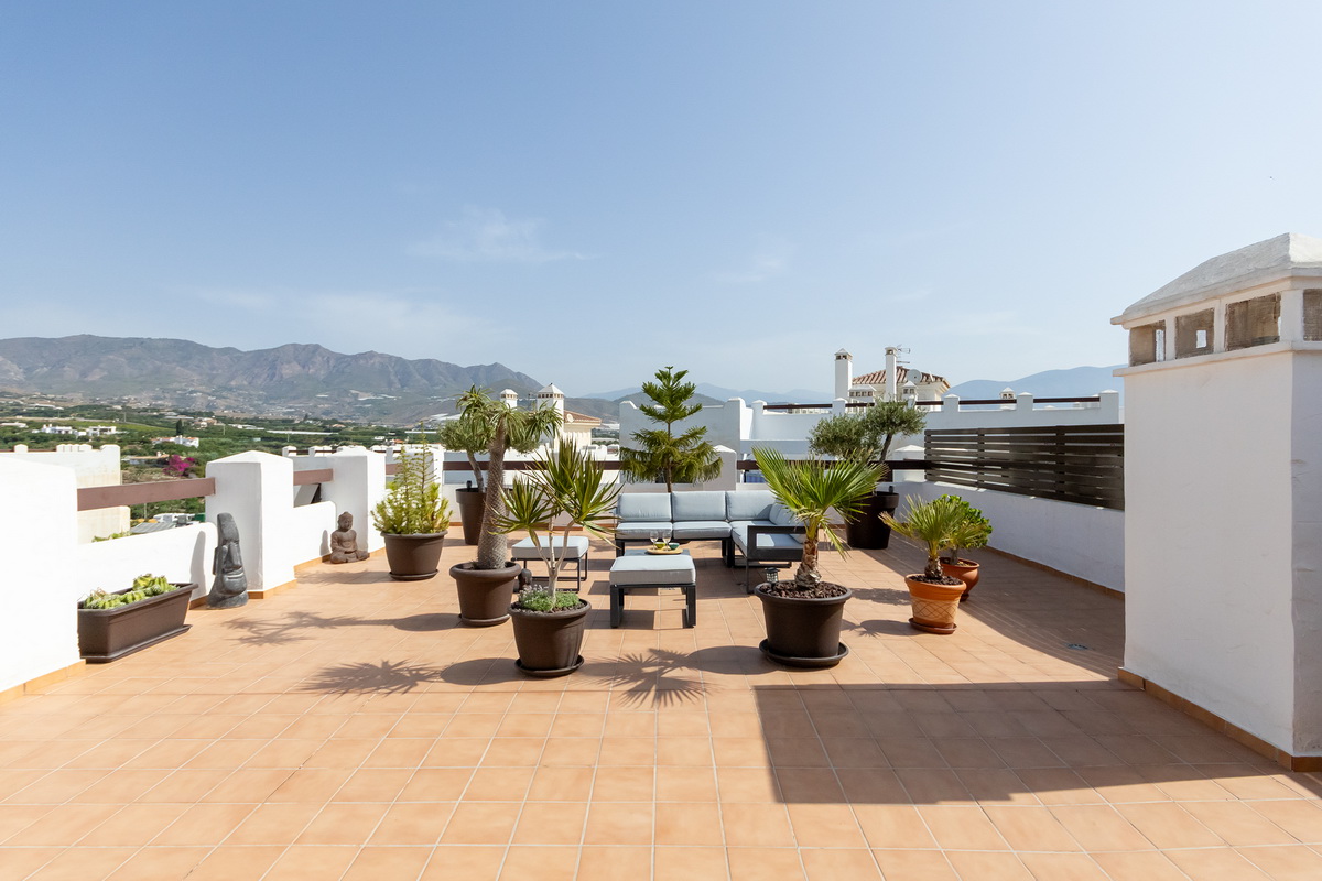 Ático exclusivo en la Urbanización Oasis, con 200 m² de terraza privada, vistas al mar y a Sierra Nevada