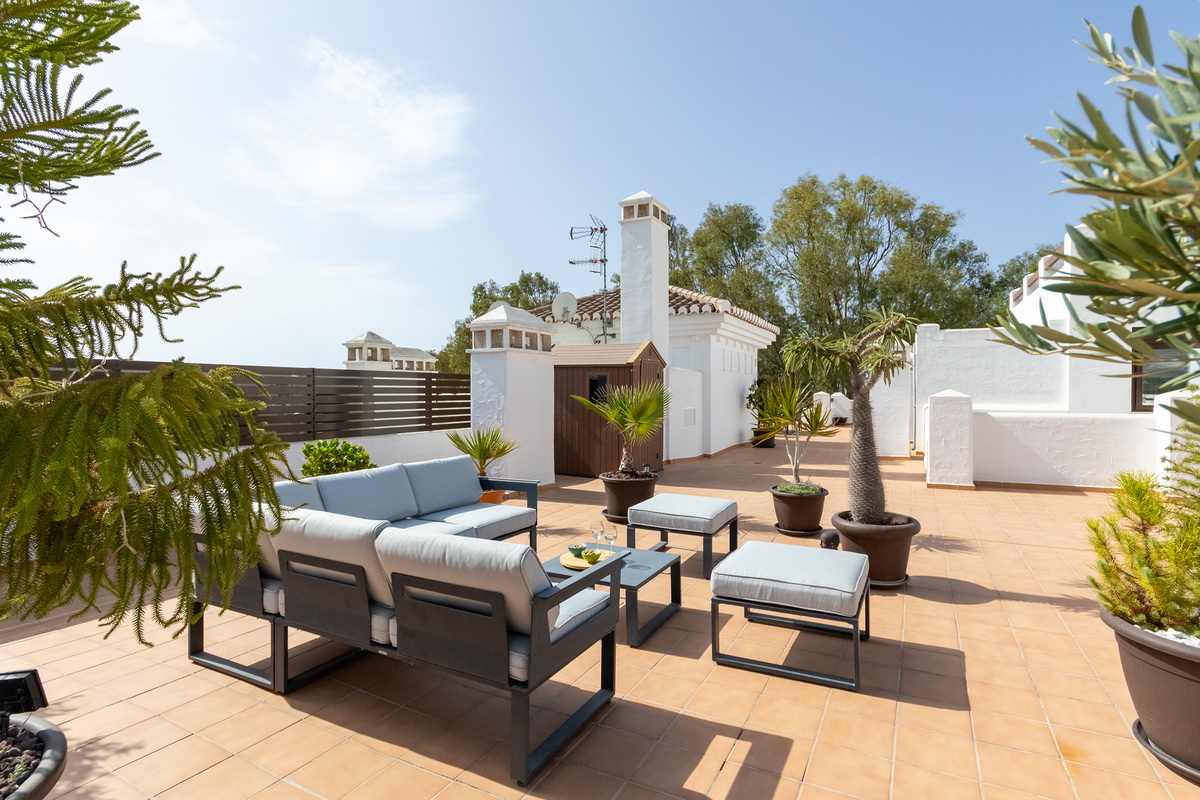 Ático exclusivo en la Urbanización Oasis, con 200 m² de terraza privada, vistas al mar y a Sierra Nevada