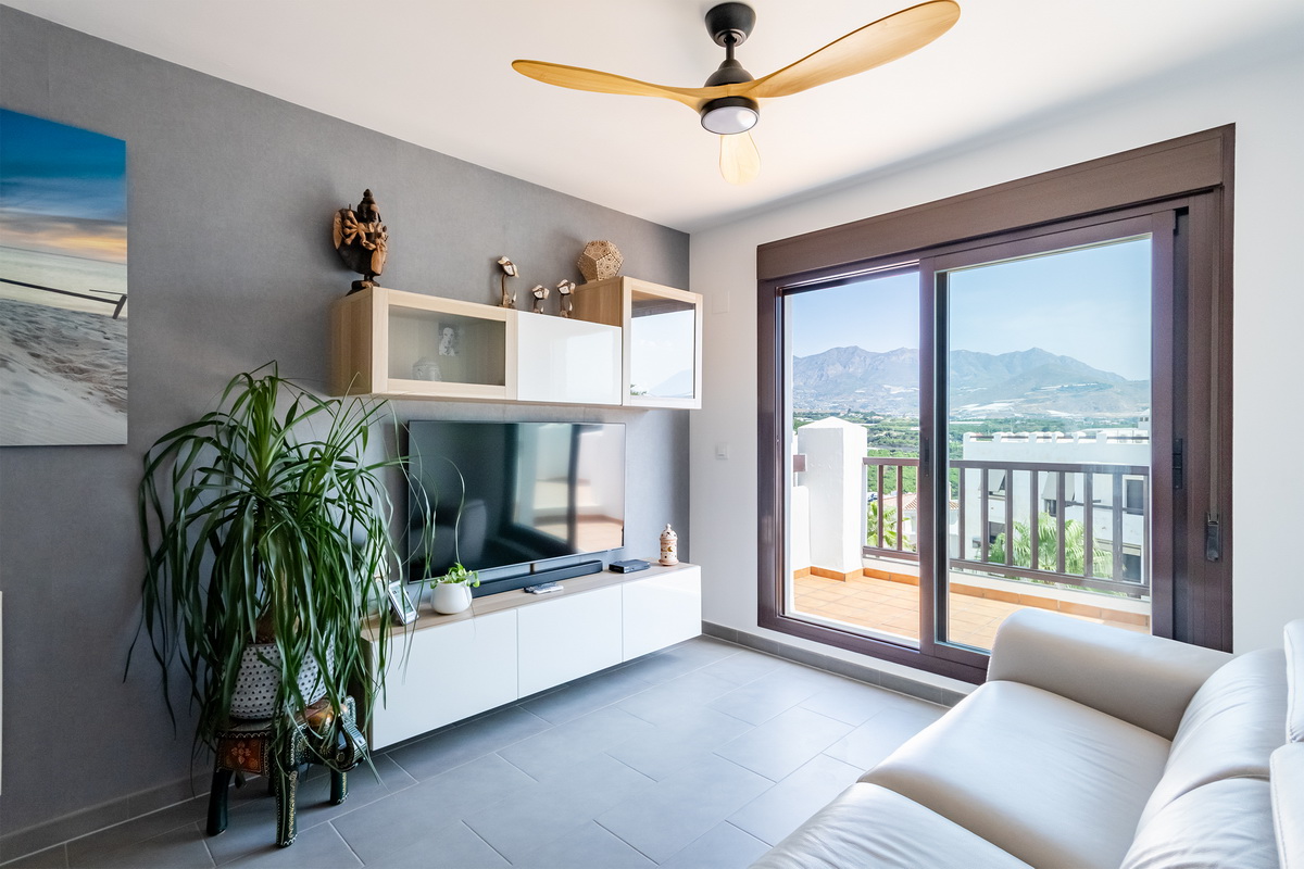 Ático exclusivo en la Urbanización Oasis, con 200 m² de terraza privada, vistas al mar y a Sierra Nevada