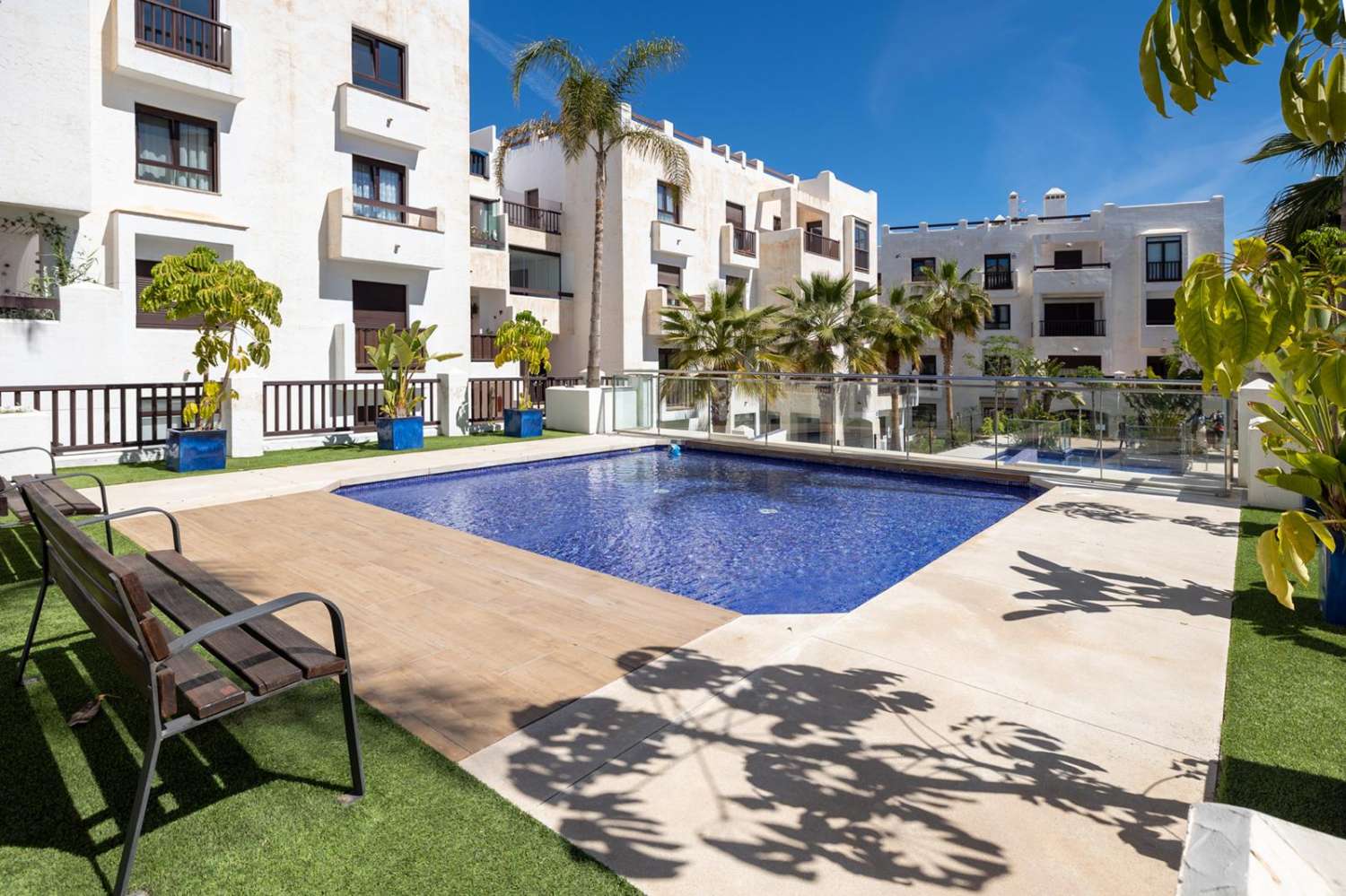 Ático exclusivo en la Urbanización Oasis, con 200 m² de terraza privada, vistas al mar y a Sierra Nevada