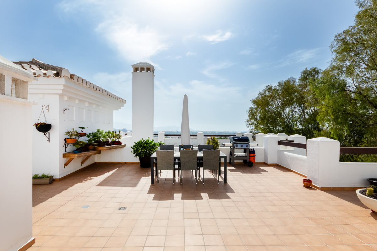 Ático exclusivo en la Urbanización Oasis, con 200 m² de terraza privada, vistas al mar y a Sierra Nevada