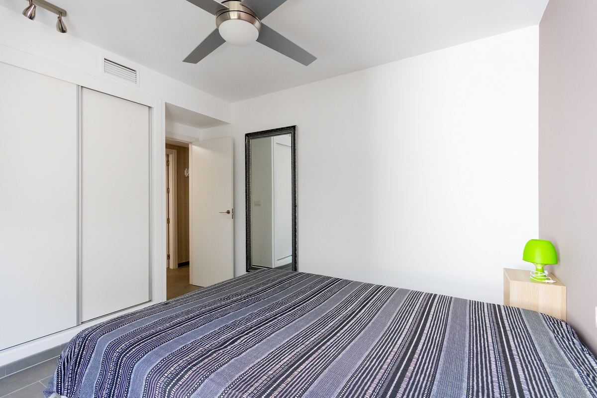 Ático exclusivo en la Urbanización Oasis, con 200 m² de terraza privada, vistas al mar y a Sierra Nevada