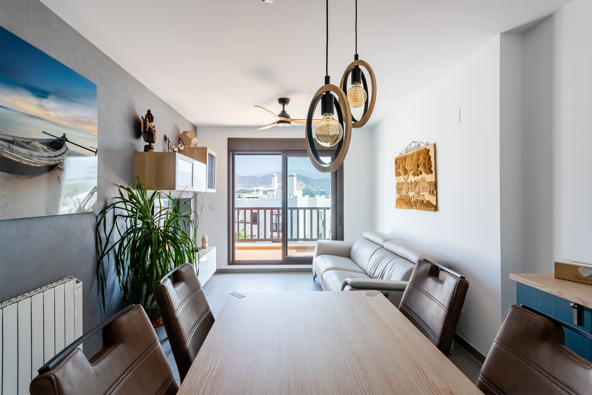Ático exclusivo en la Urbanización Oasis, con 200 m² de terraza privada, vistas al mar y a Sierra Nevada