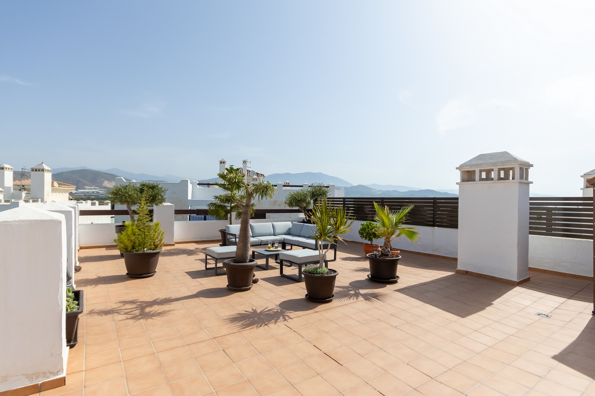 Ático exclusivo en la Urbanización Oasis, con 200 m² de terraza privada, vistas al mar y a Sierra Nevada