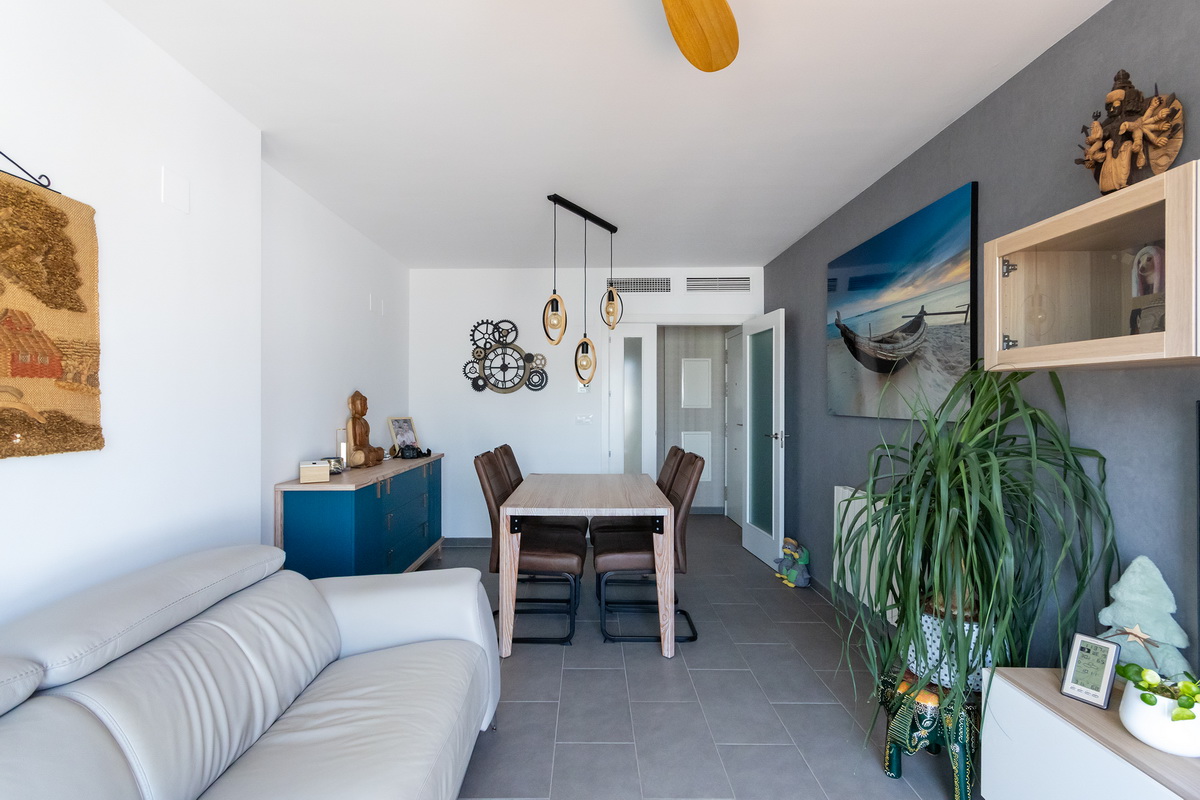 Ático exclusivo en la Urbanización Oasis, con 200 m² de terraza privada, vistas al mar y a Sierra Nevada
