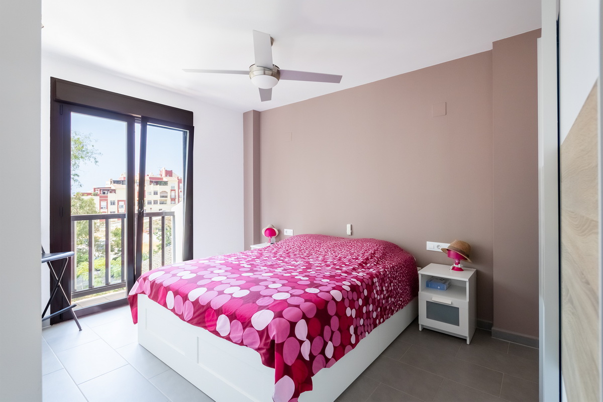 Ático exclusivo en la Urbanización Oasis, con 200 m² de terraza privada, vistas al mar y a Sierra Nevada