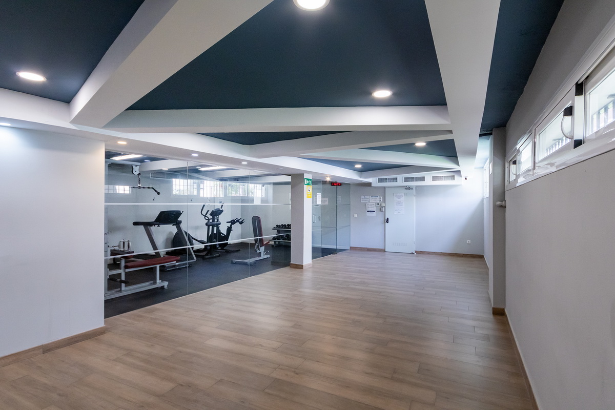 Ático exclusivo en la Urbanización Oasis, con 200 m² de terraza privada, vistas al mar y a Sierra Nevada