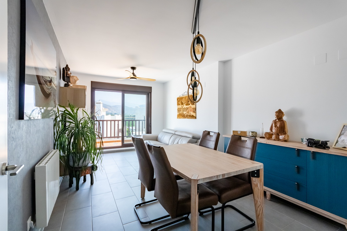Ático exclusivo en la Urbanización Oasis, con 200 m² de terraza privada, vistas al mar y a Sierra Nevada