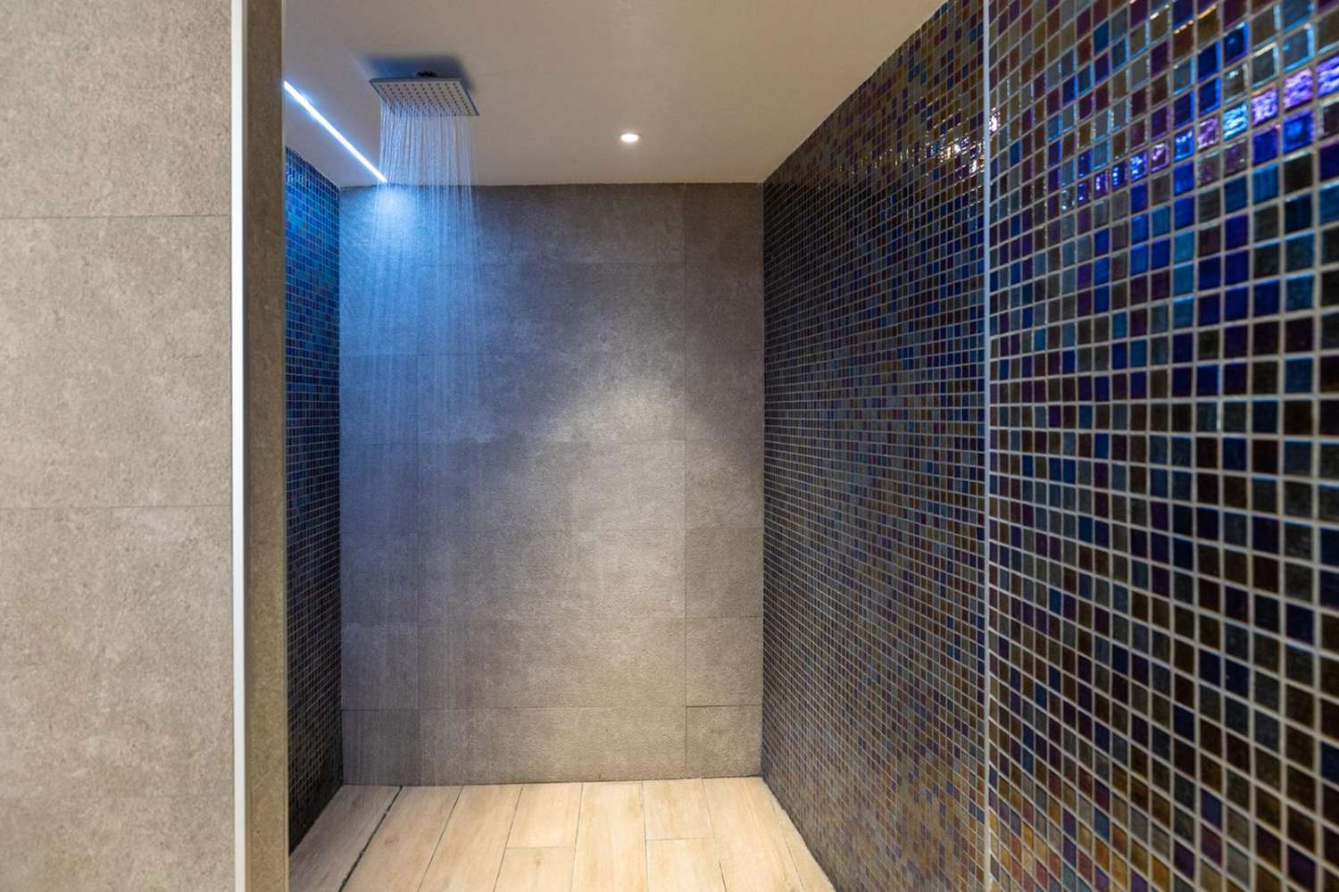 Ático exclusivo en la Urbanización Oasis, con 200 m² de terraza privada, vistas al mar y a Sierra Nevada
