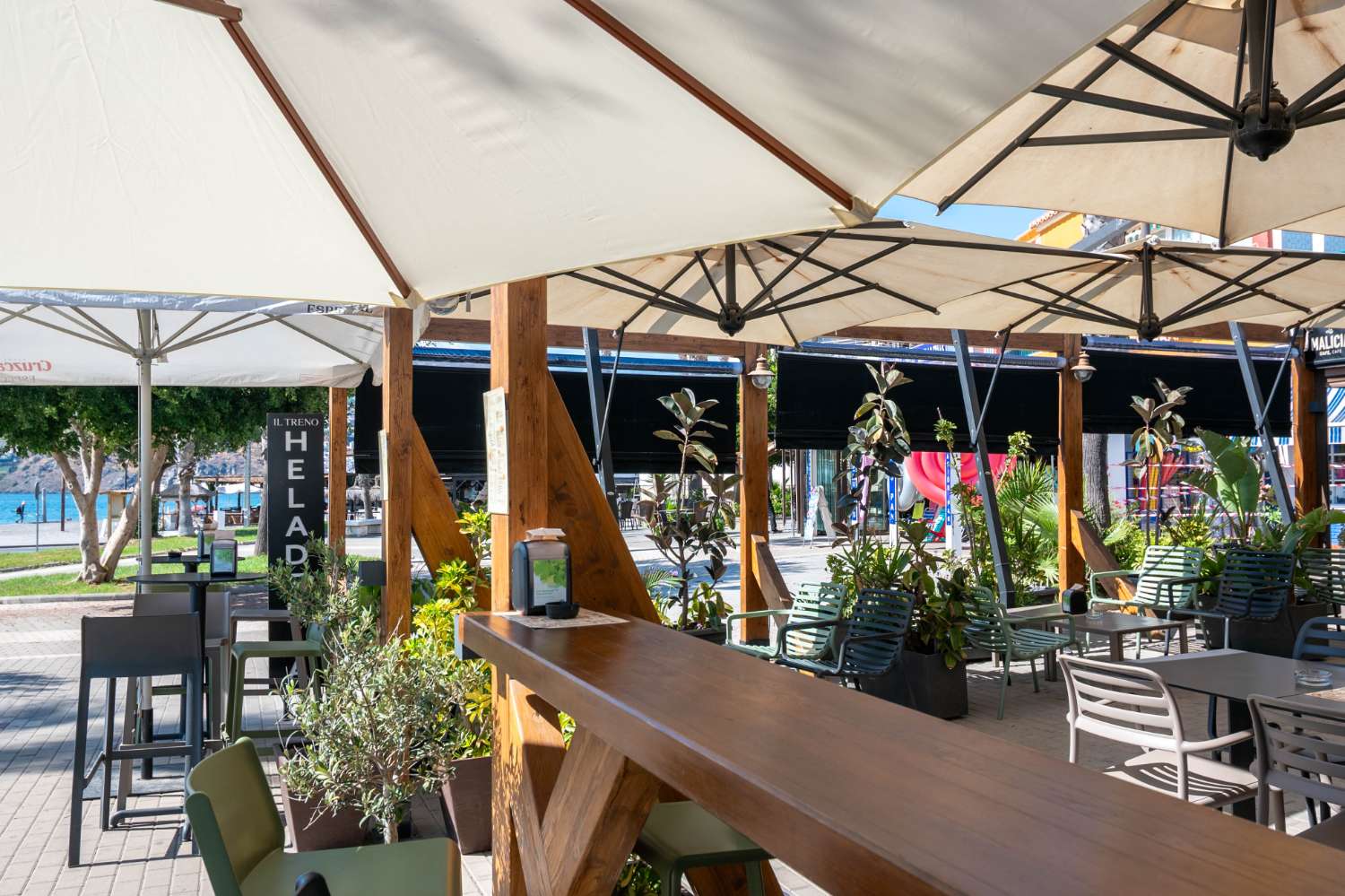 Verkauf eines Cafés mit Eisdiele direkt am Strand in Salobreña