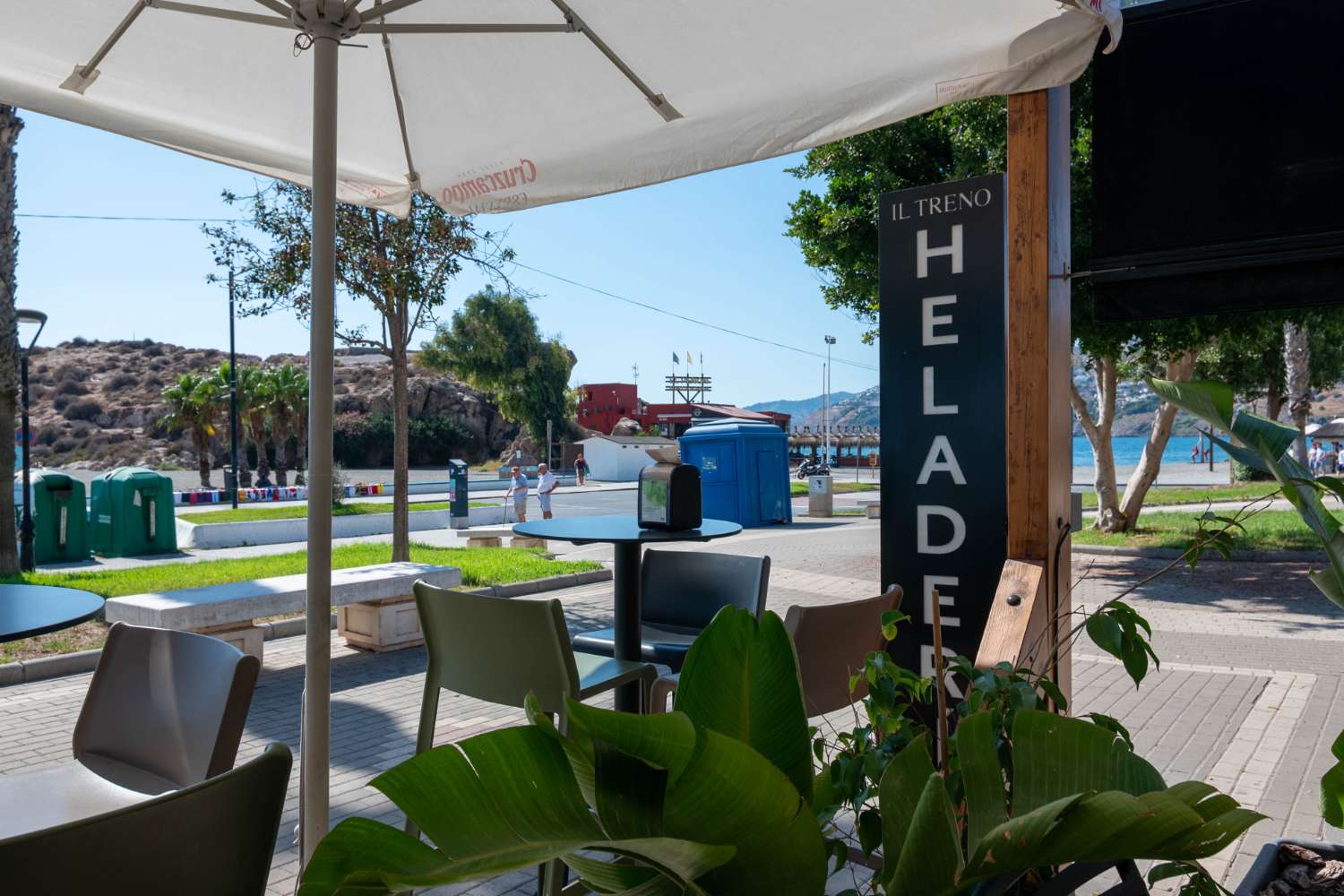Verkauf eines Cafés mit Eisdiele direkt am Strand in Salobreña