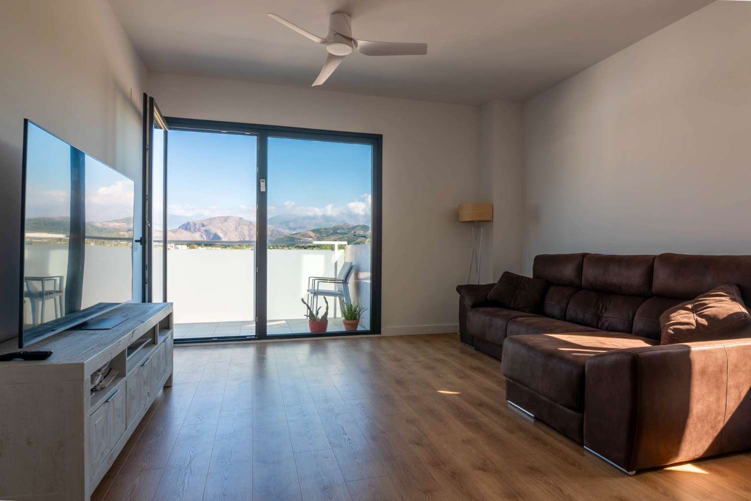 Exclusivo ático con vistas panorámicas en Salobreña